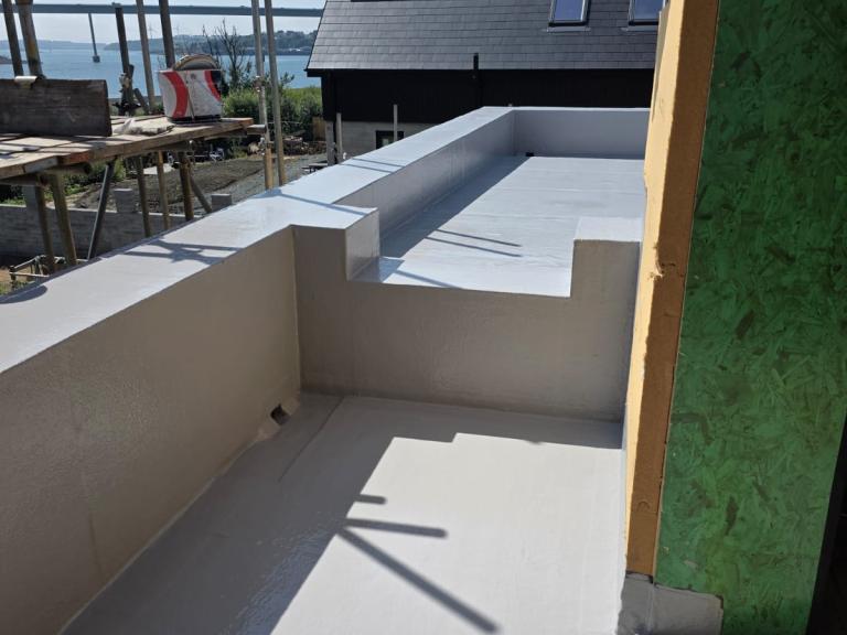 Visually, the transition between balcony terrace and warm green roof is smoothness itself!