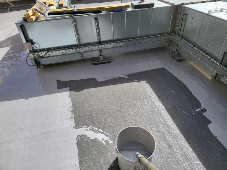 The roof dries quickly and is fully UV-proof and weather-proof within an hour