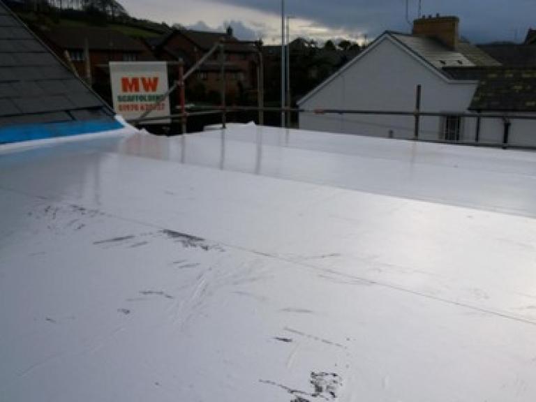 The fully fitted and adhered vapour barrier