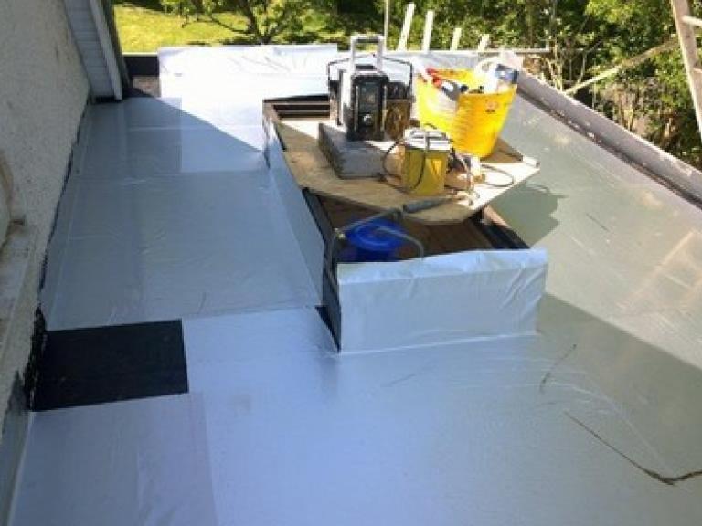 The vapour control barrier was fitted over the entire roof area