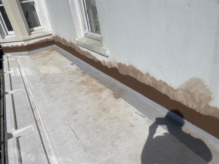 This photo shows the line of railing pads and guttering