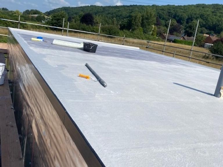 The undercoat is installed jointlessly and seamlessly