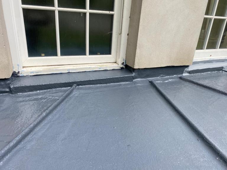 The seamless lead-look roof extends all the way to the windows, preventing all water ingress