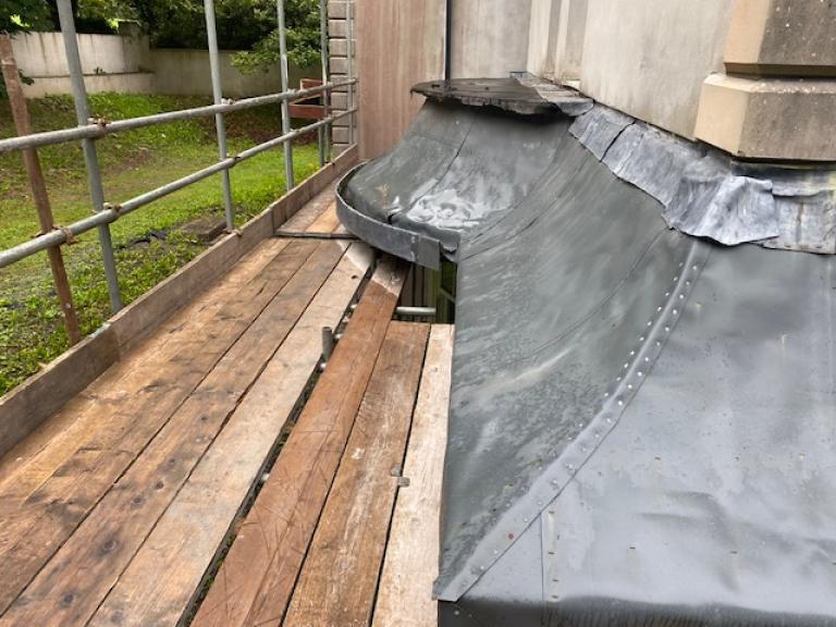 The area of lead was relatively large, extending along one length of wall and around a corner