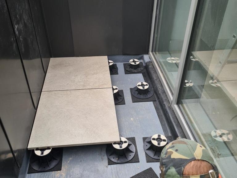 Installation of porcelain tiles over a tapered insulated terrace