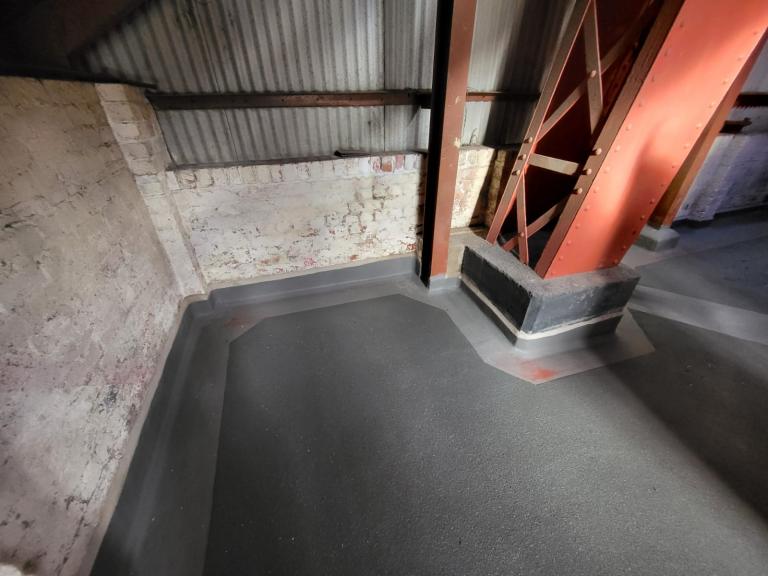 No nook or cranny was neglected. Photo shows neat, perfect-forming seal even in areas with less footfall