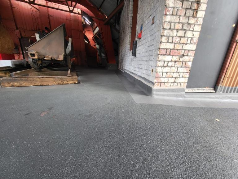 The combination of quartz flooring and waterproof sealing adds definition and purpose to darker areas