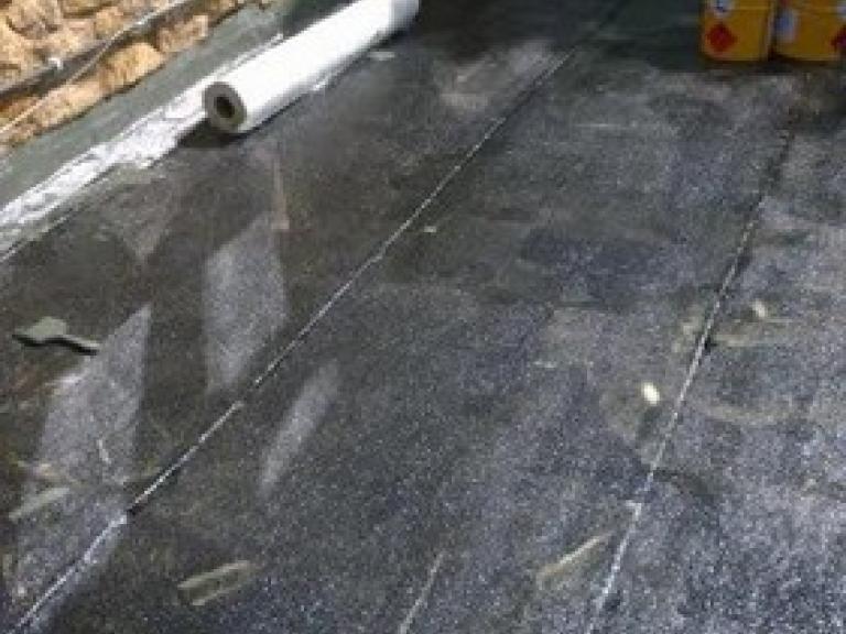 Coating the mineral felt in situ