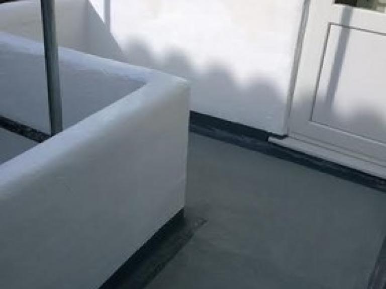 Fully protecting the balcony efficiently and quickly