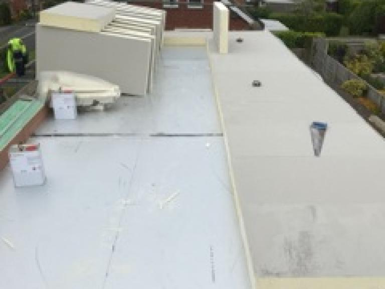 The warm roof insulation layer is installed 