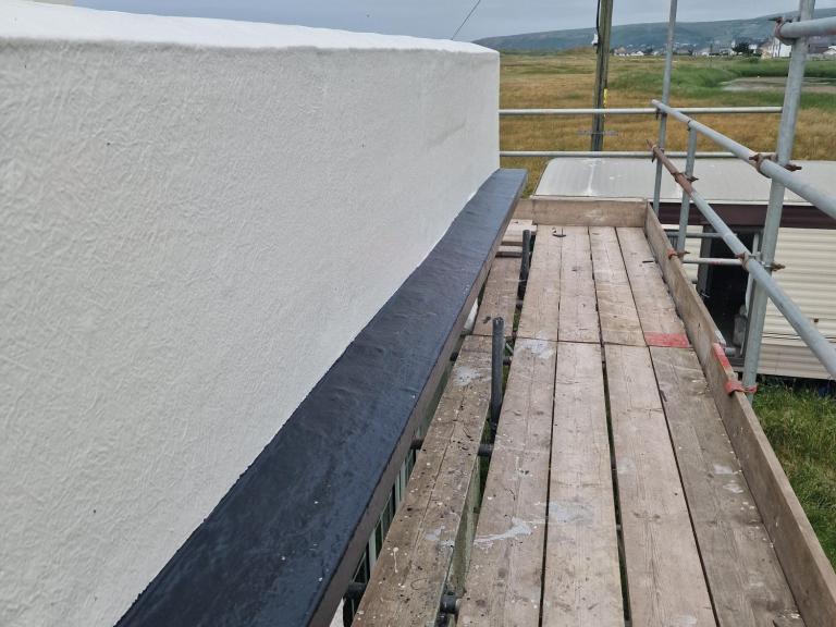 The lower pelmet of the parapet was coated in anthracite black