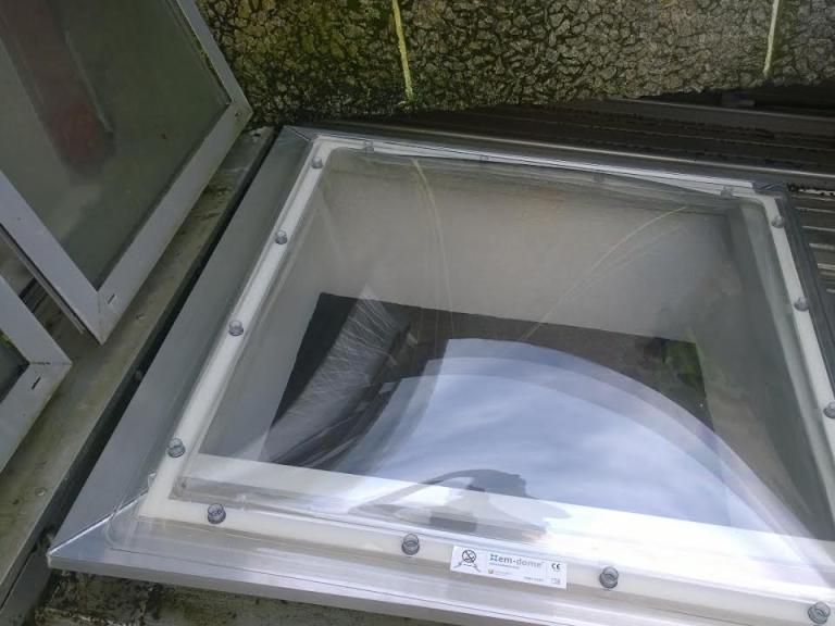 Non-standard skylight, easily fitted using the polymer system