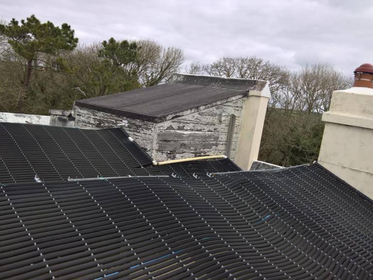 And keeps all necessary pipes and pumps at the correct level